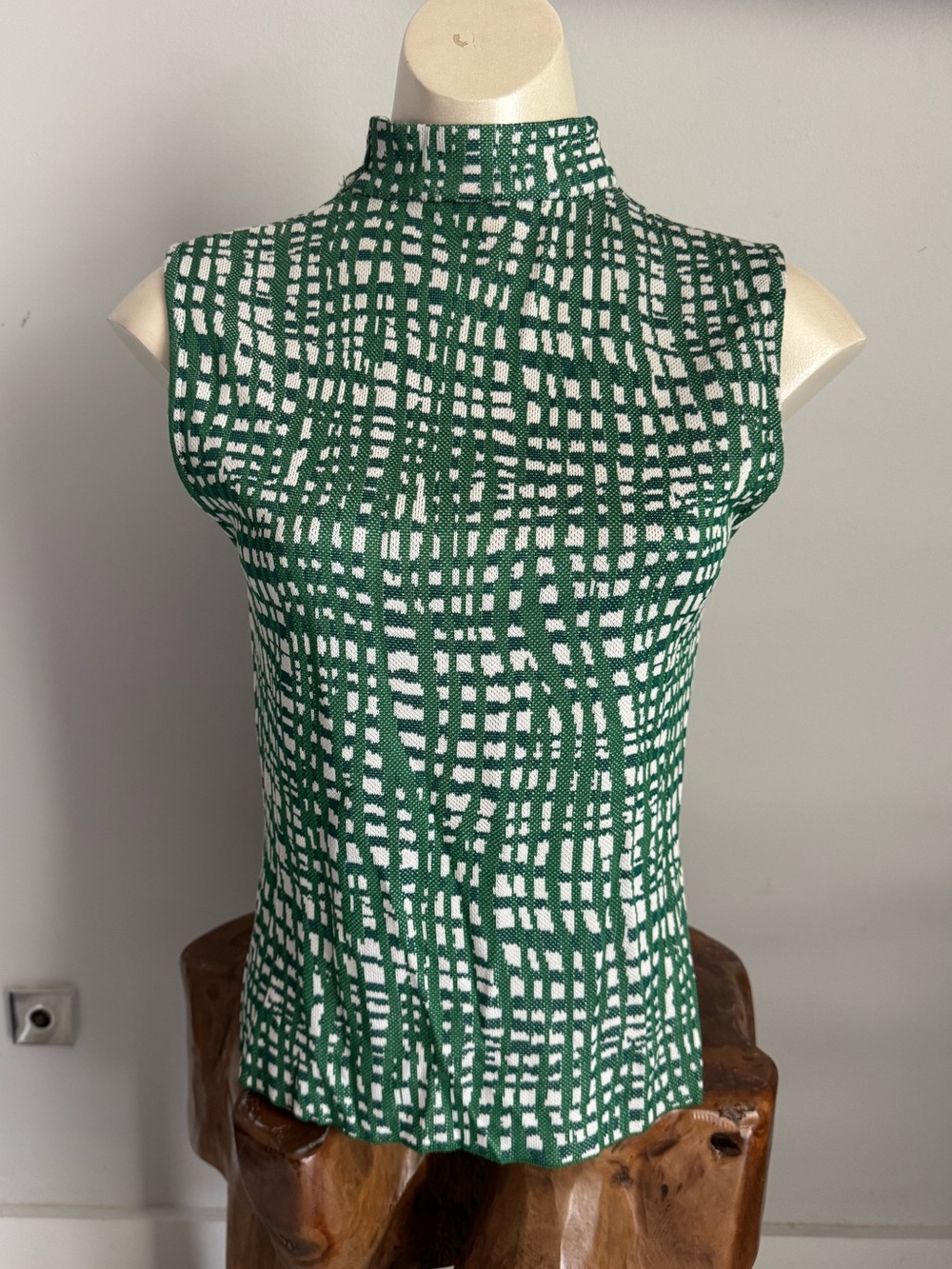 Vintage St. John 60’s Mod Style Mock Neck Green White Print Sleeveless Knit Top